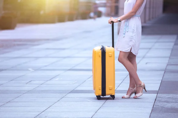 Viajante Menina Sua Bagagem Amarela Maravilhoso Trave — Fotografia de Stock