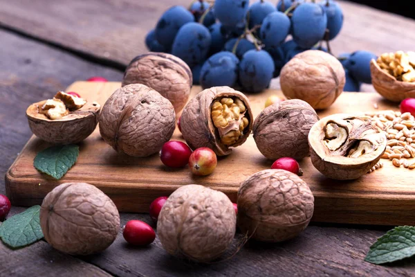 Gesundes Frühstück Weizen Haferflocken Preiselbeeren Nüsse Trauben Auf Einem Holztisch — Stockfoto