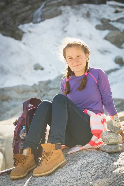 Retrato Chica Feliz Excursionista Con Una Mochila Sentada Una Roca — Foto de Stock