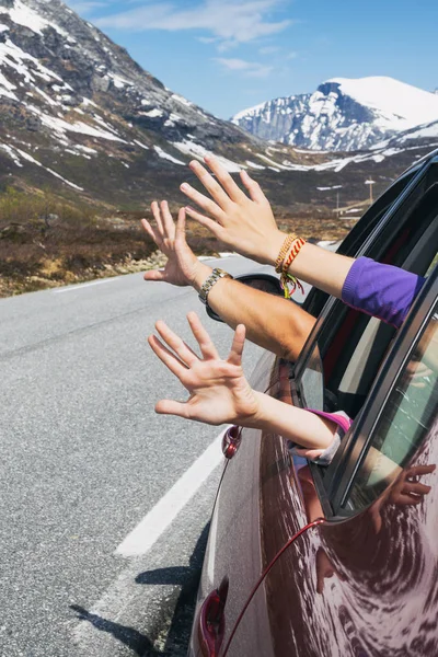 愉快的旅行 人和孩子的手在山的背景窥视出汽车 — 图库照片