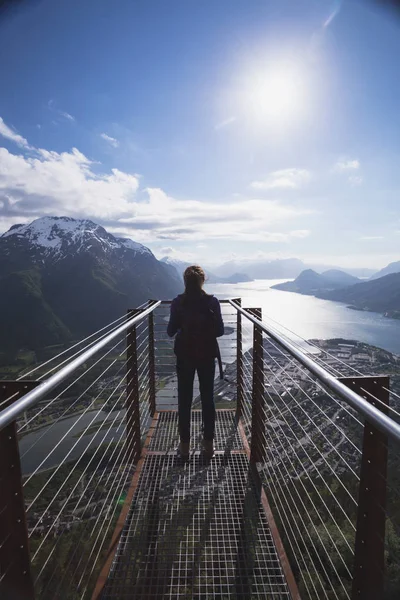 Miradouro Rampestreken Menina Caminhante Com Uma Mochila Plataforma Visualização Olhando — Fotografia de Stock