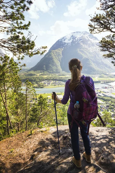 Escursionista Ragazza Con Uno Zaino Bastone Trekking Seduto Guardando Romsdalsfjorden — Foto Stock