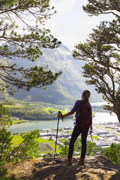 Dziewczyna Turysta Plecaka Słup Trekking Stojąc Patrząc Romsdalsfjorden Andalsnes Norwa — Zdjęcie stockowe