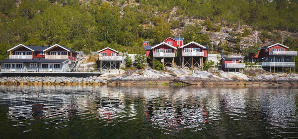 Rorbuer Tradicional Casa Madeira Vermelha Norueguesa Para Ficar Beira Lago — Fotografia de Stock