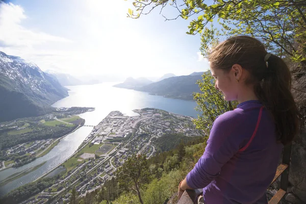 Chica Excursionista Con Una Mochila Mirando Romsdalsfjorden Andalsnes Norwa — Foto de Stock