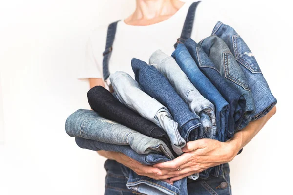 Flickan Håller Stack Jeans Händerna Rengöring Garderoben — Stockfoto