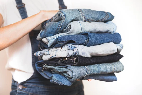 Flickan Håller Stack Jeans Händerna Rengöring Garderoben — Stockfoto