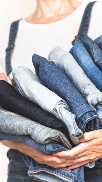 Flickan Håller Stack Jeans Händerna Rengöring Garderoben — Stockfoto