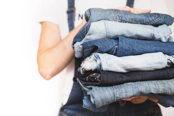 Flickan Håller Stack Jeans Händerna Rengöring Garderoben — Stockfoto