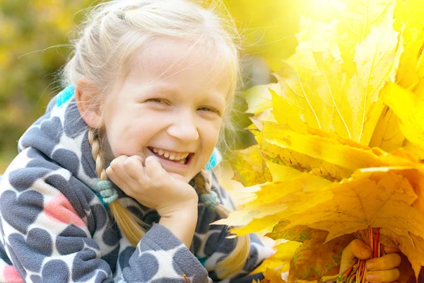 Autunno Bambina Sorridente Con Una Foglia Acero Sulla Stree — Foto Stock