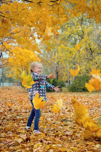Sonbahar Stree Bir Akçaağaç Yaprağı Ile Küçük Kız Gülümseyerek — Stok fotoğraf