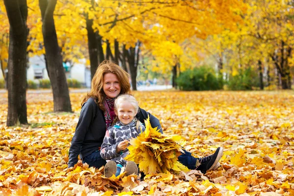 Herbst Glückliche Familie Lächelnde Mutter Mit Tochter Freien — Stockfoto