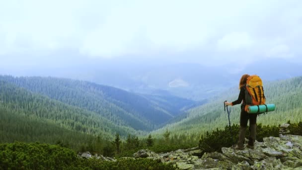 Menina Sorridente Aventura Caminhante Cume Montanha — Vídeo de Stock