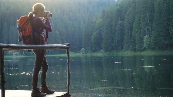 Νεαρό Κορίτσι Πεζοπόρος Σακίδιο Λήψη Φωτογραφίας Δάσος Στη Λίμνη — Αρχείο Βίντεο