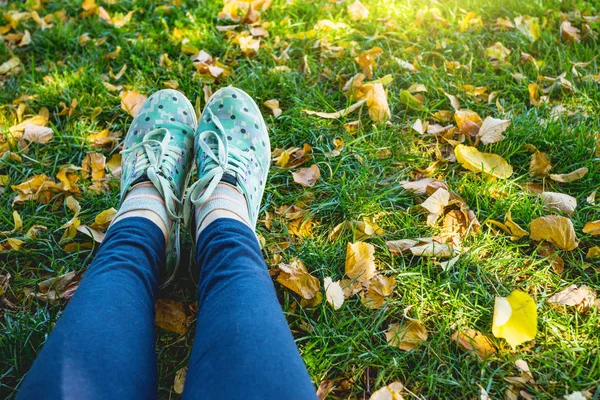 Ragazza Nel Parco Autunnale Scarpe Ginnastica Uno Sfondo Erba Congedo — Foto Stock