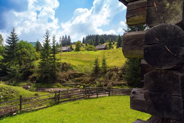 Paisagem Ucraniana Vista Das Casas Madeira Montanhas Cárpatos Ucrânia — Fotografia de Stock