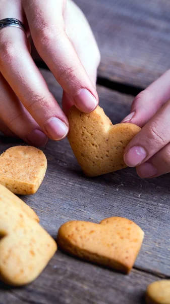 Mãos Femininas Segurando Pão Gengibre Forma Ouvir — Fotografia de Stock