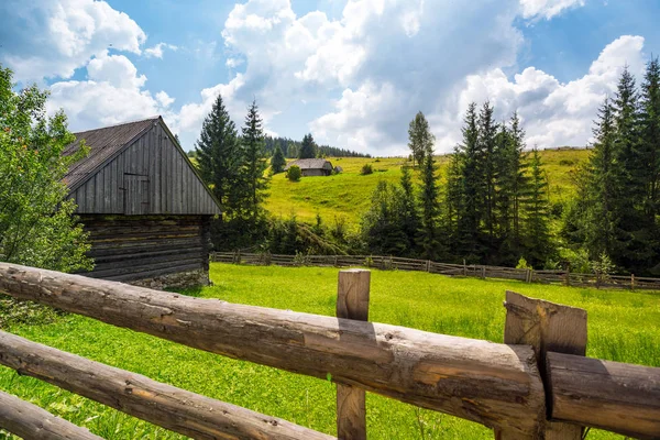 ウクライナの風景です 木造住宅やウクライナ カルパティア山脈の山の景色 — ストック写真