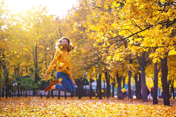 Autunno Una Ragazza Felice Parco Getta Congedo Giallo — Foto Stock