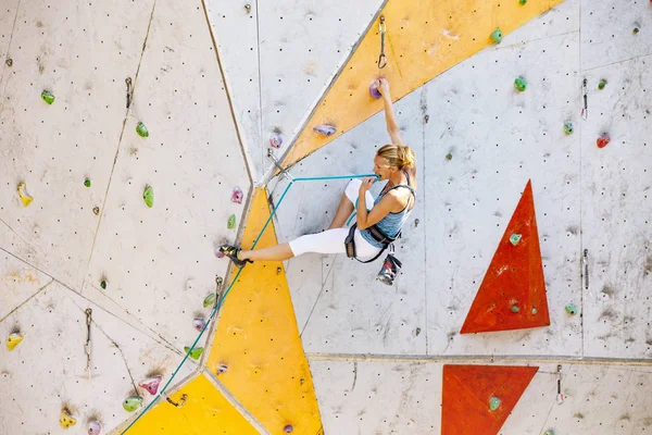 スポーツ ボルダリング 女の子が登っている Wal — ストック写真
