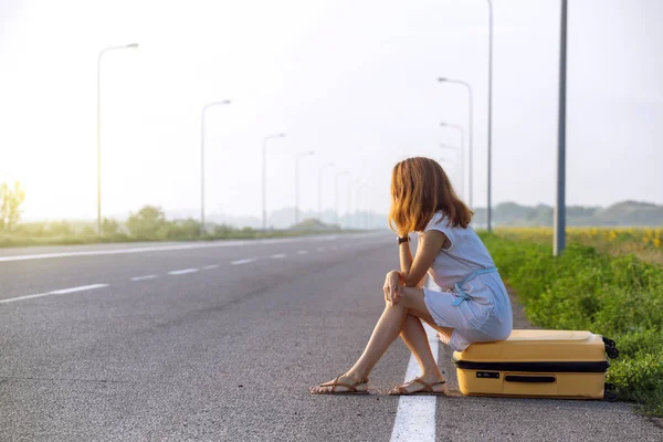 Problemas Viagem Menina Está Sentada Uma Mala Amarela Lado Roa — Fotografia de Stock