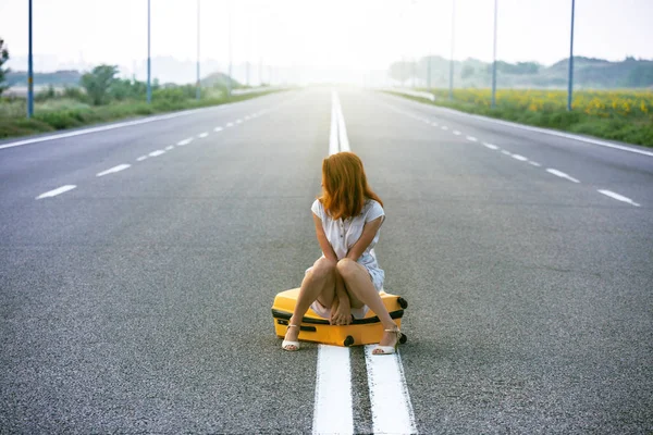 Problemi Nel Viaggio Ragazza Seduta Una Valigia Gialla Sul Lato — Foto Stock