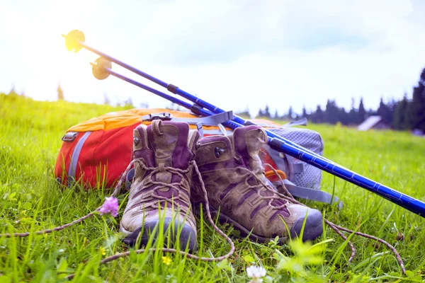 Resor Turisten Går Vandring Genom Bergen Ryggsäck Stövlar Och Trekking — Stockfoto