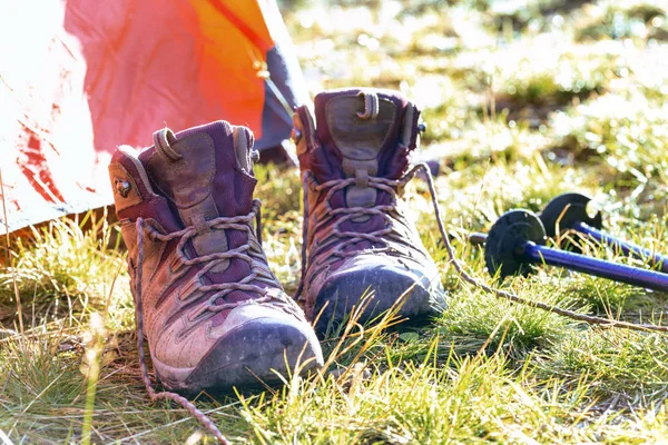 Reisen Der Tourist Wandert Durch Die Berge Zelt Stiefel Und — Stockfoto