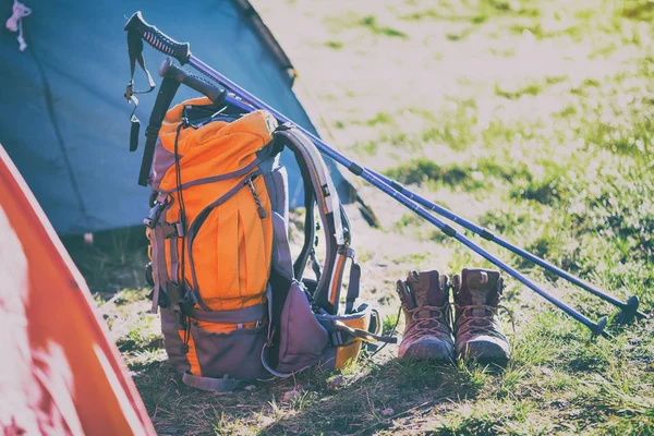 バックパック テント ブーツ トレッキング ポールの山々 をハイキングに行く観光客 — ストック写真