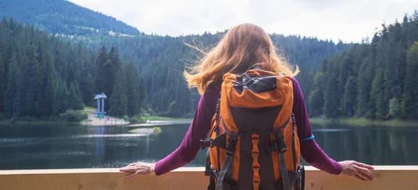 Turista Chica Una Montaña Lago Synevyr Cárpatos Ucrania —  Fotos de Stock