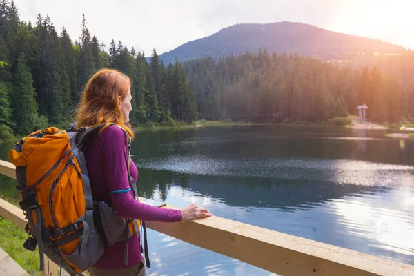 Touriste Fille Sur Lac Montagne Synevyr Carpates Ukraine — Photo