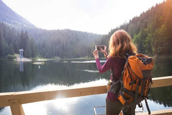 Turist Kız Dağ Gölü Synevyr Bir Fotoğraf Çekimi Yapma Karpatlar — Stok fotoğraf