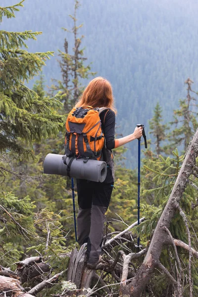 Escursionista Ragazza Alle Montagne Dei Carpazi Gorgany Ucraina — Foto Stock