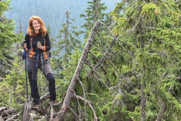 微笑的女孩徒步旅行者在喀尔巴阡山山 Gorgany 乌克兰 — 图库照片