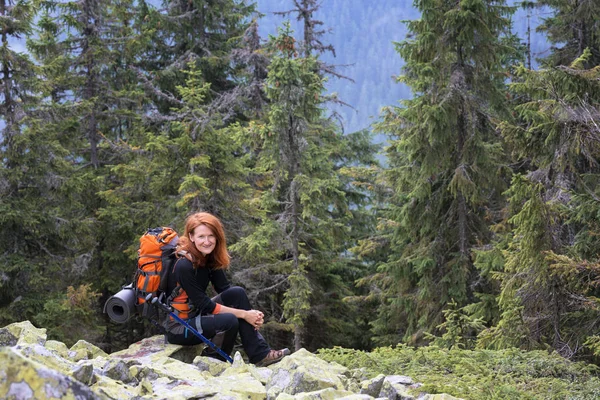 Acampar Rapariga Caminhante Nas Montanhas Dos Cárpatos Gorgany Ucrânia — Fotografia de Stock