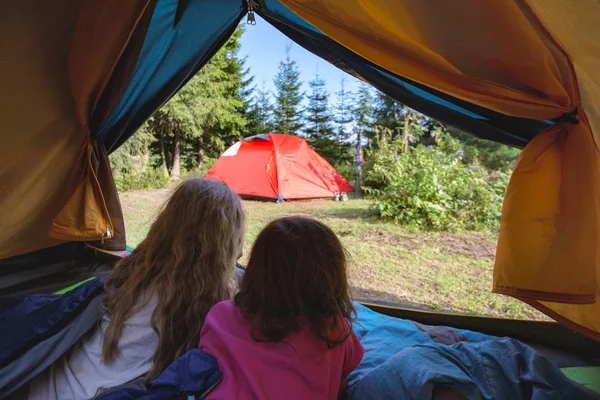 Caminata Vida Camping Senderismo Las Montañas Con Niños Sonriendo Los —  Fotos de Stock