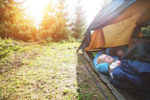 Caminata Vida Camping Senderismo Las Montañas Con Niños Sonriendo Los —  Fotos de Stock