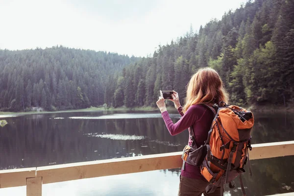 Menina Turista Fazendo Uma Sessão Fotos Montanha Lago Synevyr Cárpatos — Fotografia de Stock