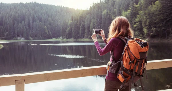 Menina Turista Fazendo Uma Sessão Fotos Montanha Lago Synevyr Cárpatos — Fotografia de Stock