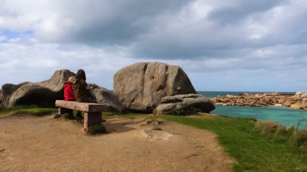 Schwestern Mädchen Sitzen Auf Einer Bank Felsigen Bretonischen Ufer Bretagne — Stockvideo