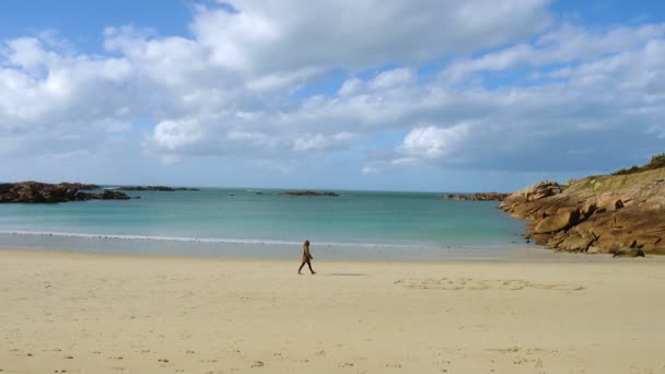 Дівчина Ходить Порожньому Пляжі — стокове відео