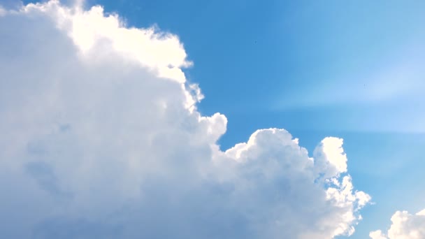 Céu Azul Noite Com Nuvens Brancas Lanchas Voadoras — Vídeo de Stock