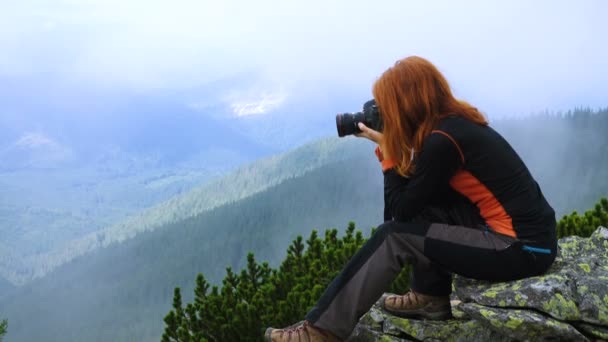 森林に覆われた山の上に 写真を撮る若い女性ハイカー — ストック動画
