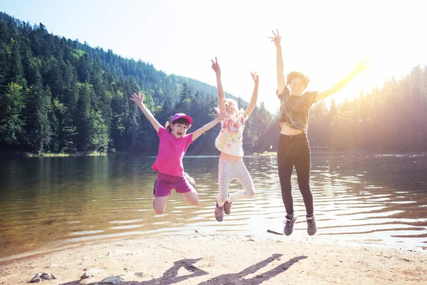 Kleine Kinder Auf Einer Wanderung Spaß Glückliche Kinder Springen Ufer — Stockfoto