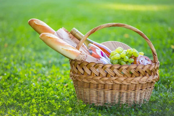 Sommer Picknick Auf Der Wiese Baguette Wein Gläser Trauben Und — Stockfoto