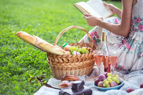 Été Pique Nique Dans Prairie Fille Assise Lire Livre Près — Photo