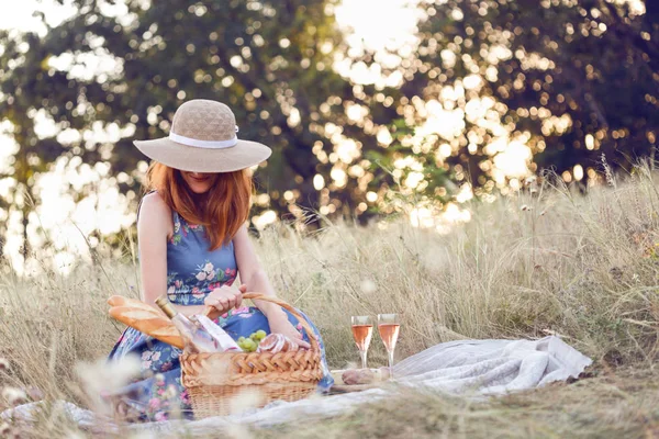 Été Pique Nique Provençal Dans Prairie Fille Souriante Fille Avec — Photo