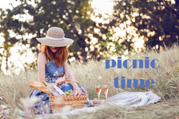 Sommer Provenzalisches Picknick Auf Der Wiese Mädchen Lächelnd Mädchen Mit — Stockfoto