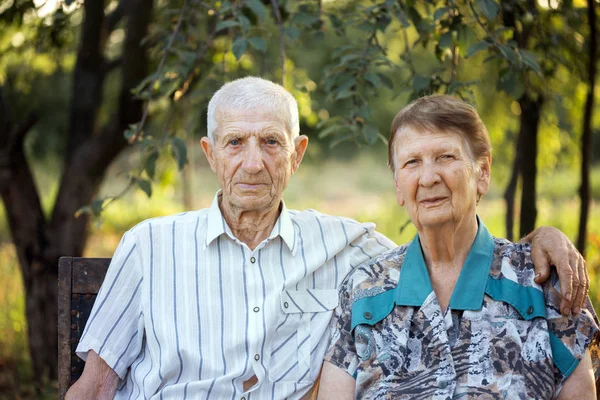 Lächelnde Großeltern Porträt Eines Lächelnden Seniors Und Einer Seniorin Garten — Stockfoto