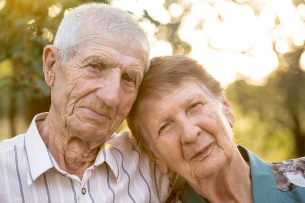 Lächelnde Großeltern Porträt Eines Lächelnden Seniors Und Einer Seniorin Garten — Stockfoto